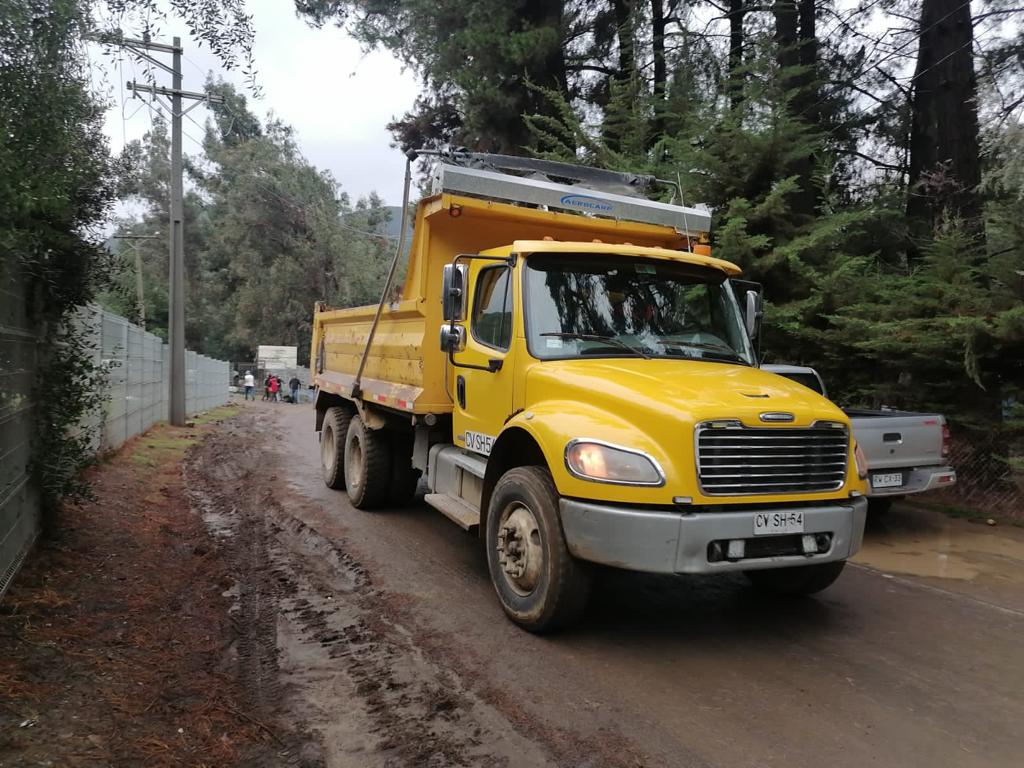 A esta hora, personal de la Dirección Provincial de Vialidad del <a href="/MOPOHiggins/">MOP O´Higgins</a> trabaja en la reposición de la Ruta I-45 que se encuentra cortado en el sector Las Peñas en #SanFernando