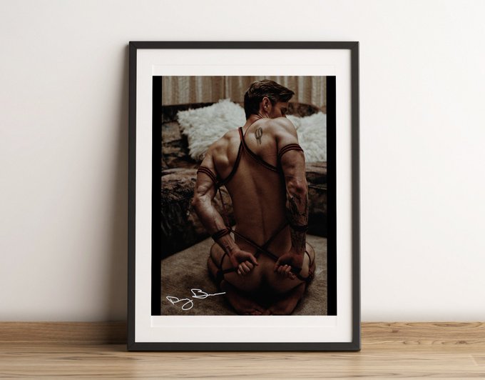 Sign up for my VIP page this week and get a free uncensored autographed photo print! 😊 https://t.co/