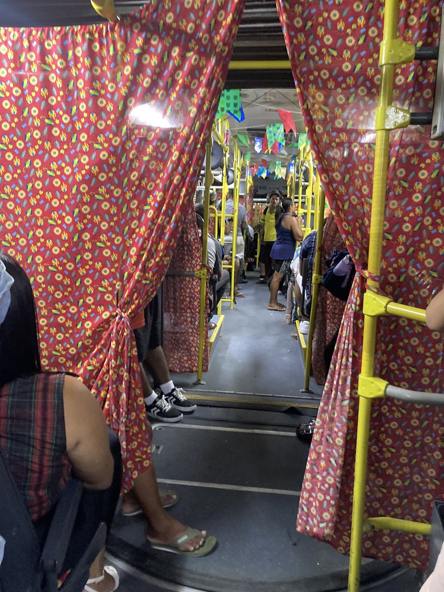 pra quem não sabe todos os ônibus aqui no nordeste são assim