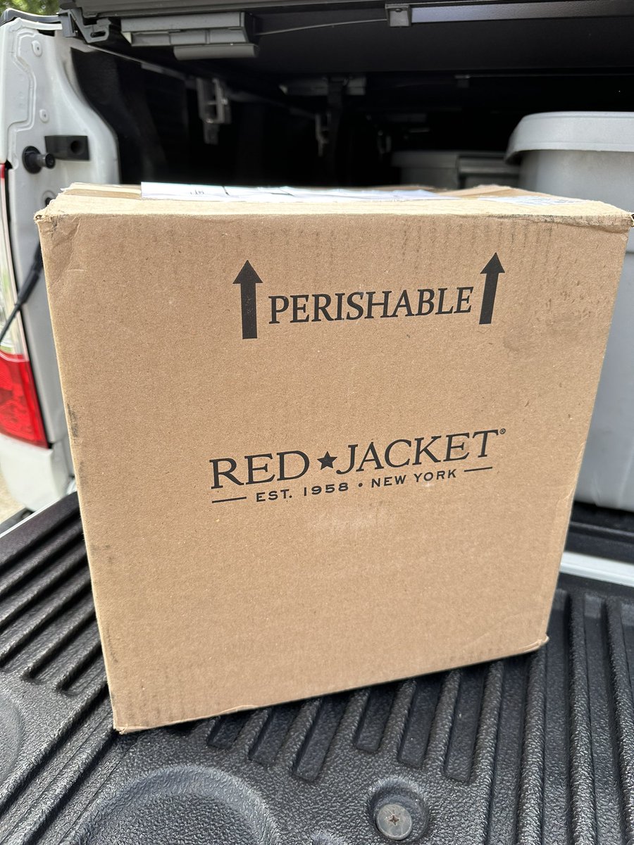 The best summertime drinks from Geneva, NY have arrived. Thanks, Red Jacket Orchards!🍹#GenevaNY #FamilyOwned