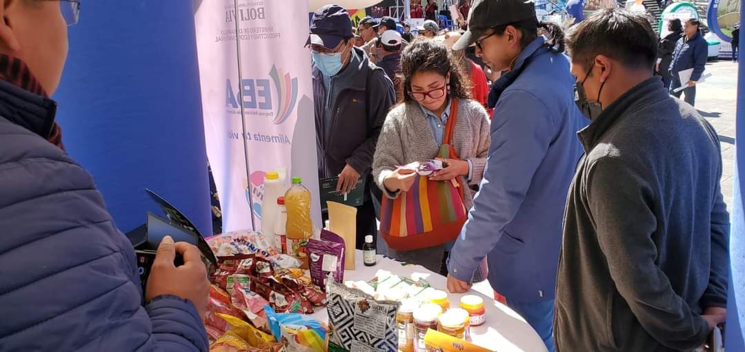 MDPRyABolivia's tweet photo. ✅ A través de EMAPA, Envibol, Ecebol, Subsidio SEDEM, #Kokabol, EASBA, #EBA, #Senatex, #ProBolivia e #InsumosBolivia brindamos información sobre las políticas y programas que impulsa el Gobierno nacional en favor de la población en la "Feria Plurinacional Productiva", #LaPaz. https://t.co/ulw8CpsEf0
