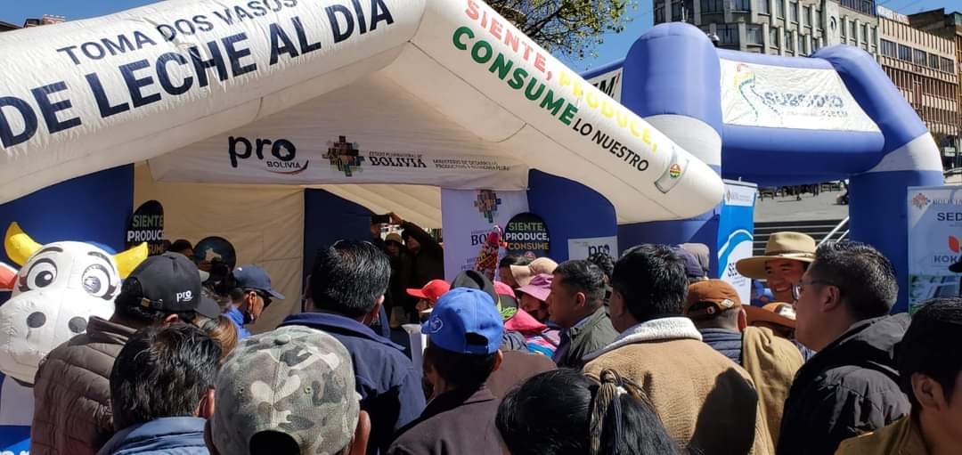MDPRyABolivia's tweet photo. ✅ A través de EMAPA, Envibol, Ecebol, Subsidio SEDEM, #Kokabol, EASBA, #EBA, #Senatex, #ProBolivia e #InsumosBolivia brindamos información sobre las políticas y programas que impulsa el Gobierno nacional en favor de la población en la "Feria Plurinacional Productiva", #LaPaz. https://t.co/ulw8CpsEf0