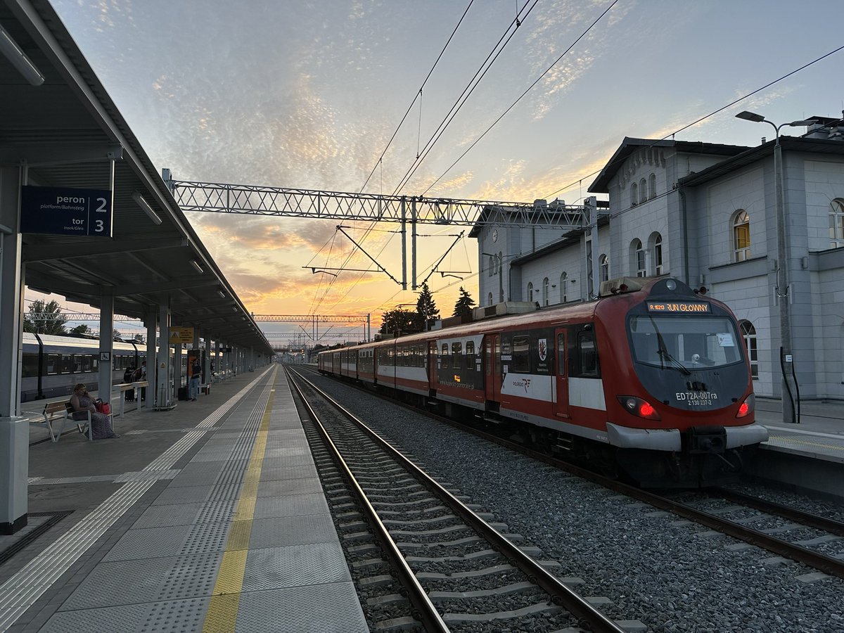 MarcelKlinowski's tweet photo. 🌇 #Kutno o zachodzie słońca. Po prawej #ED72 @POLREGIO_PL w barwach @LubieTuByc, po prawej #ED160 #Flirt3 @PKPIntercityPDP https://t.co/ur6RM81iAi