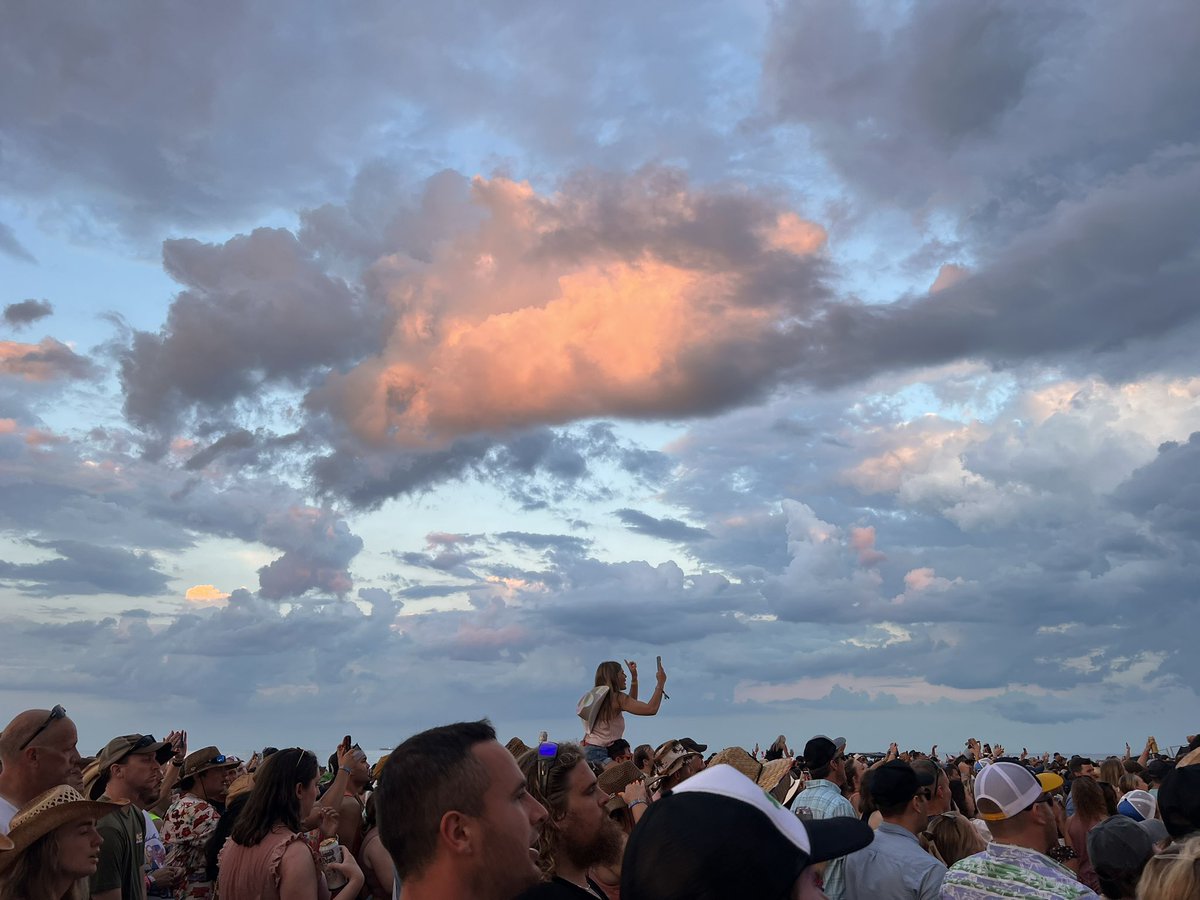 dxbeaver's tweet photo. @BEACHITFestival 
#BEACHITFESTIVAL God said “You think the music is great, well hold my beer 💪” https://t.co/HrIKPrpMw5