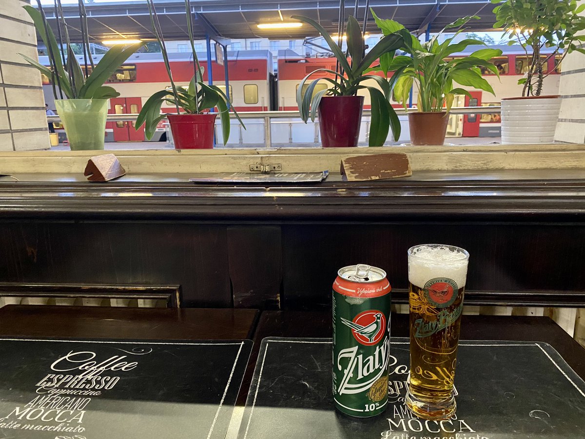 thalys74's tweet photo. La meilleure place pour le #Railfan que je suis et qui attend son train de nuit #Euronight #Bratislava #ZSSK 🤗🤗🤗🤗🤗 … table face au quai et fenêtre grande ouverte ! https://t.co/tmqKUcTH8l