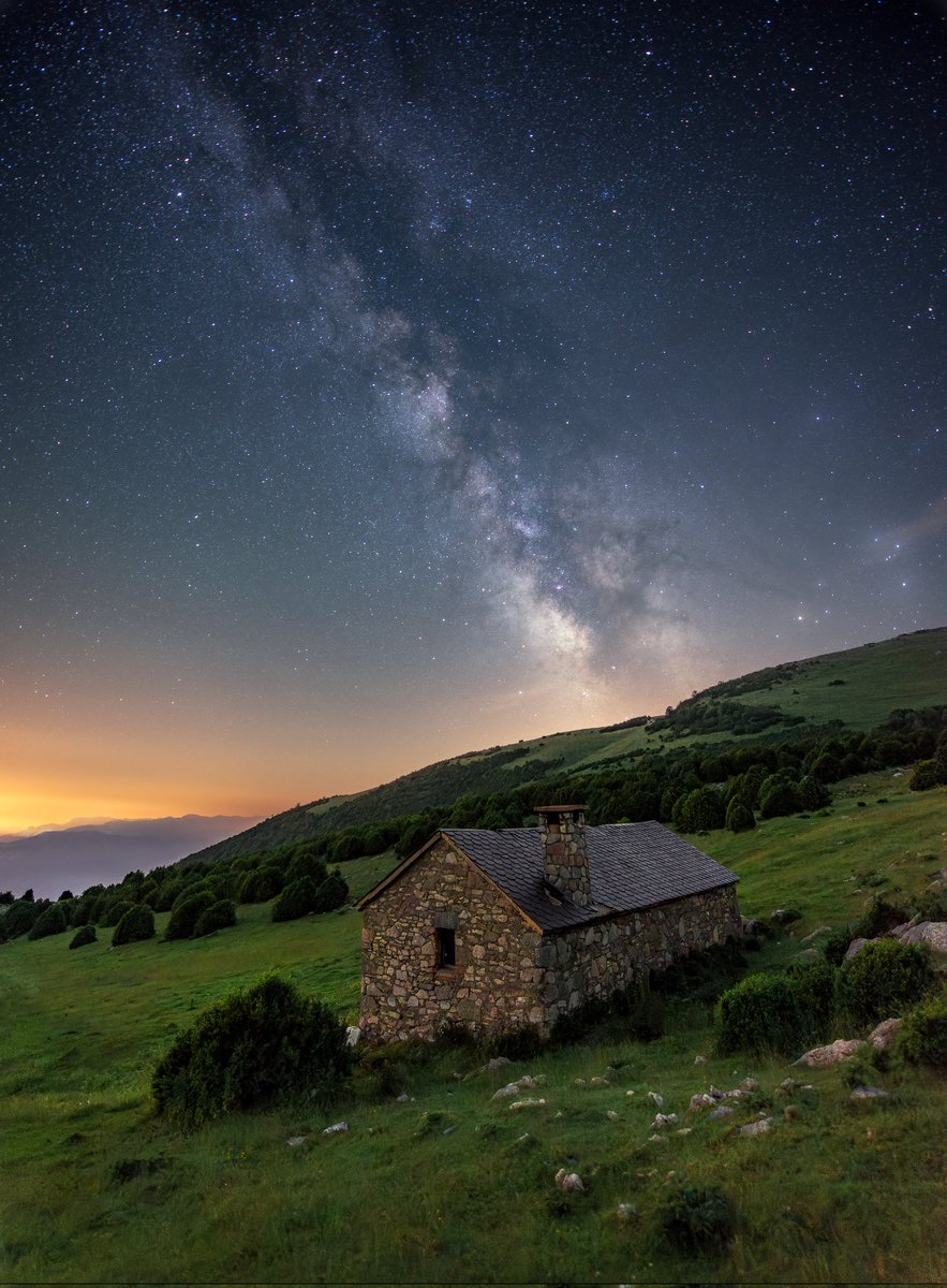 Sota un cel d'estiu ⭐️⭐️🪐🌒
#Earth #descobreixcatalunya #catalunyaexperience #nasa