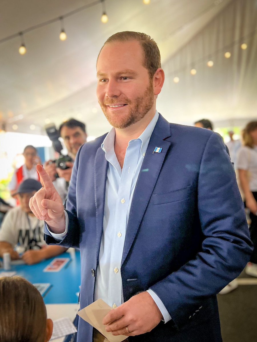 #EleccionesGuate2023 | El diputado Álvaro Arzú acudió junto a su familia al Club deportivo Los Arcos, zona 13 para emitir su voto.