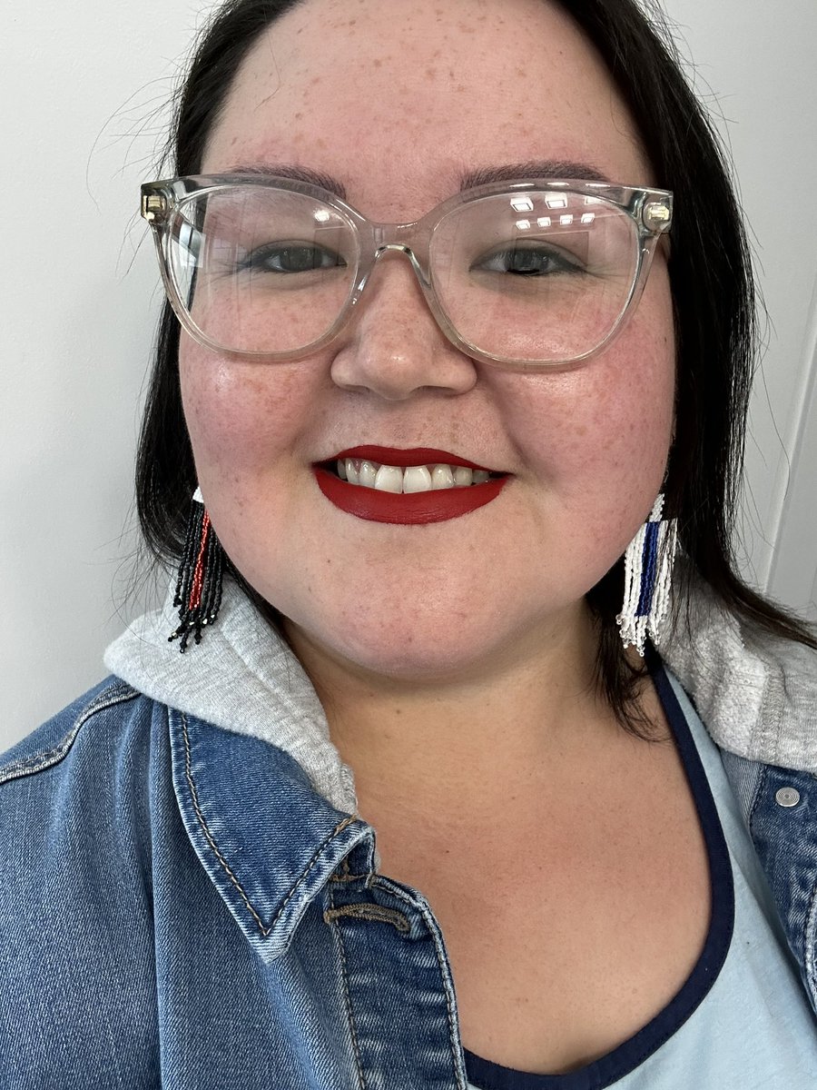 nerdyaunty92's tweet photo. Grogu and I are ready for the last day of the Pow Wow and I gotta rock the red lips ๐
Darth Vader & Obi Wan lightsaber earrings made by my cousin Janelle ๐๐ผ
#StarWars #NativeBeading #NativeEarrings https://t.co/5S0aLbEOlZ
