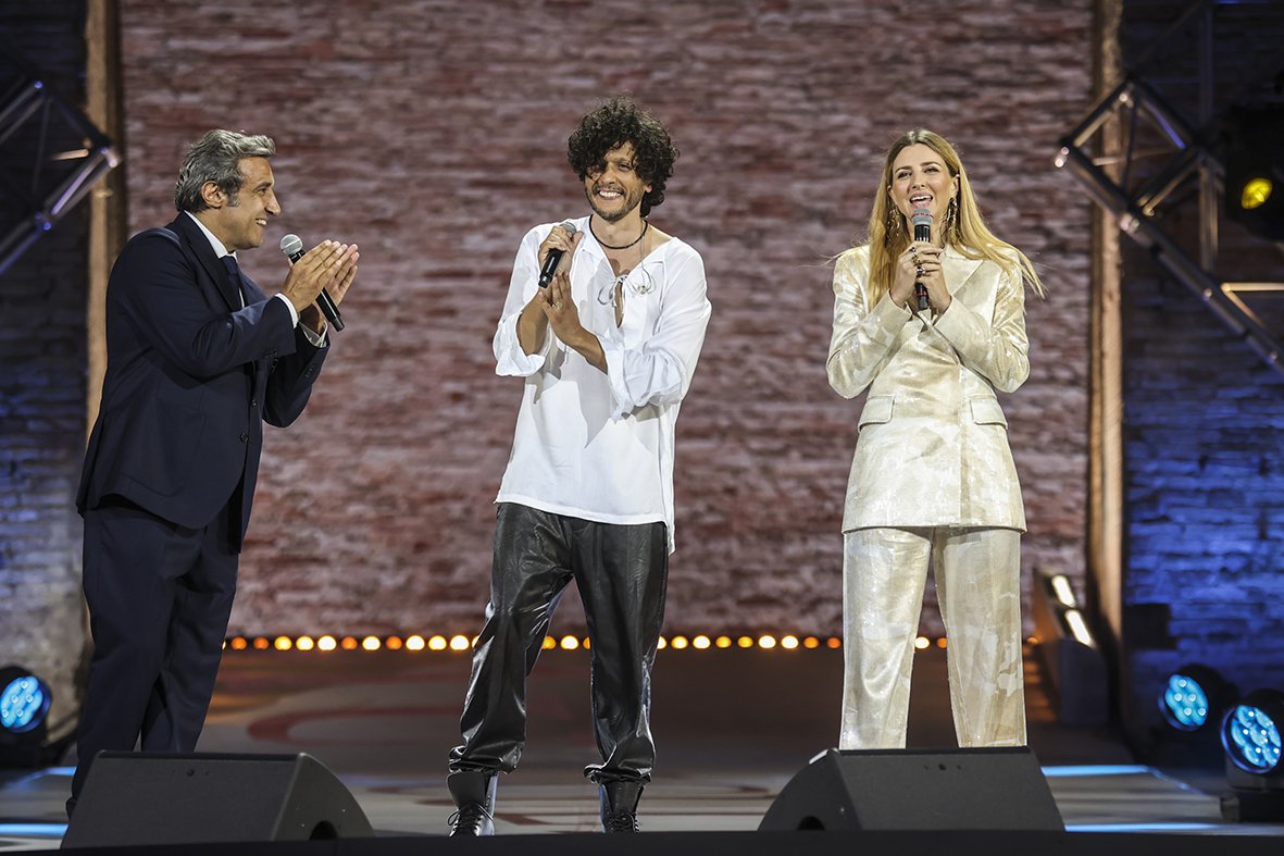 MusicTvOfficial's tweet photo. I #Santamarea sono i Vincitori Assoluti della XXXIV Edizione di @musicultura Festival. Durante la serata finale allo Sferisterio di Macerata il duetto a sorpresa di #Amara e @scristicchi, l'omaggio a Califano di @insinnaflavio ed @MetaErmal e l'esibizione di @Dardust https://t.co/Z6e3cUrmSB
