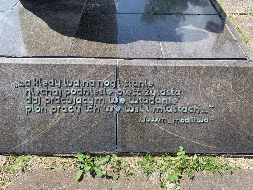 Pamiętamy o rocznicy protestów w 1976 roku. Dziś w Ursusie złożyliśmy kwiaty w imieniu wszystkich partii tworzących koalicyjny klub parlamentarny #Lewica.