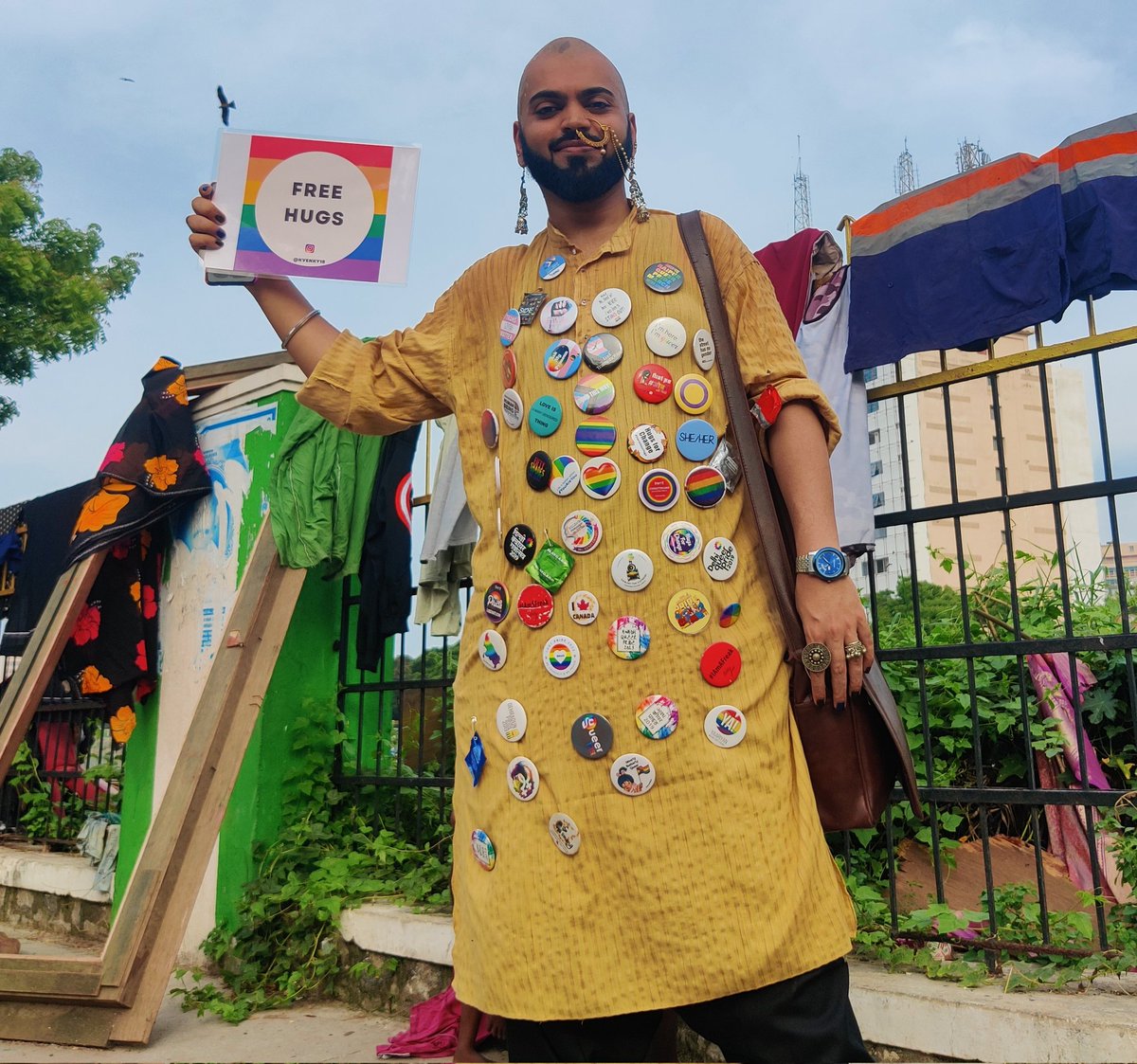 RoshneBala's tweet photo. @chennaipride @QCChronicles Soul-nourishing free hugs and soulful music at the #ChennaiPrideMarch 
@kabervasuki #KaberVasuki #Pride2023 https://t.co/hO4DzPmZh9