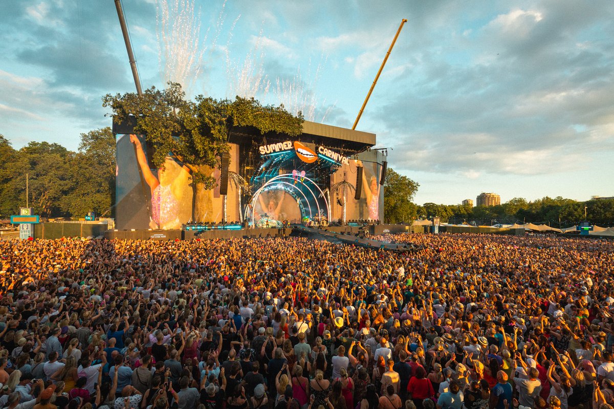 The stage is set for our final night with the incomparable <a href="/Pink/">P!nk</a>  💘

📷 Tom Hancock