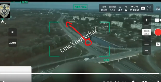 Sur cette vidéo, un BTR Russe tire sur les positions Ukrainiennes, et vient surtout évacuer une unité d'infanterie Russe.
Sous le feu Ukrainien, il repars vers Oleshky, comme le montre la fin de la vidéo.
46.630499, 32.741001
2/5