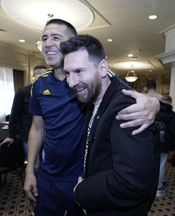 AgenciaTelam's tweet photo. ⚽ Messi ya está con Riquelme en el hotel Intercontinental para participar de la despedida
https://t.co/OmrKdCwIPU https://t.co/ZvMRFzJREQ