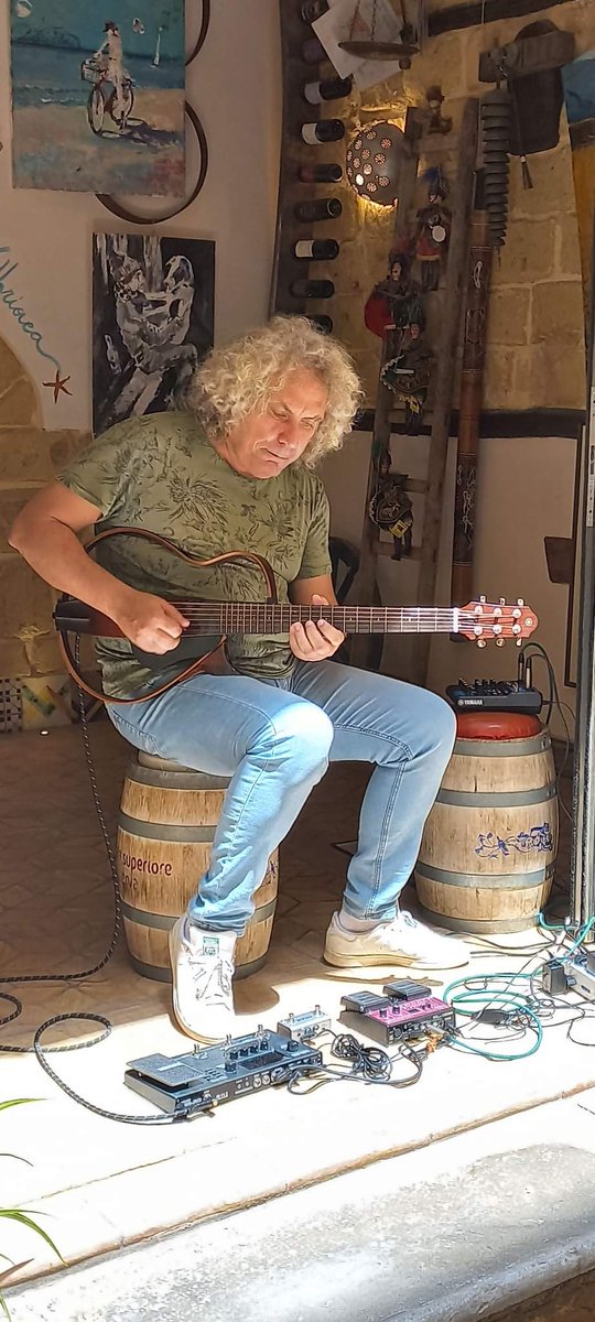 GinoDeVita2's tweet photo. In tutto il mondo la gente arriva ai limiti dell’assurdo per evitare di confrontarsi con la propria anima.
(Carl Gustav Jung) #riflessioni #soloperformance #ginodevita #InSolo #solochitara #ginosologuitar https://t.co/pZNlCg2SA1