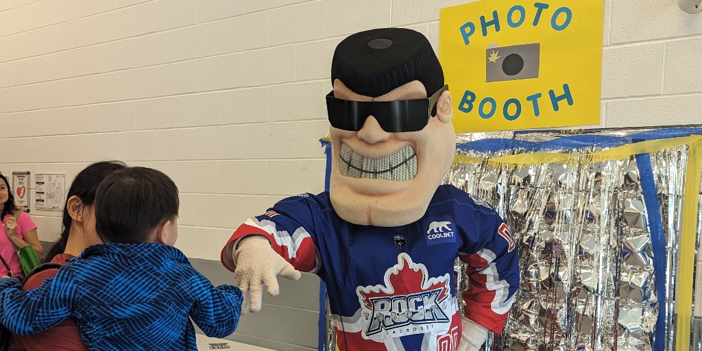TorontoRockLax's tweet photo. IGGY was on hand to help launch the @OakvilleLibrary Summer Reading Challenge, which runs until August 31st 📚 He had so much fun interacting with the kids 😀 

To sign up for the challenge, head over to https://t.co/O3fK4HVPBs.  

#OakvilleLibrary https://t.co/DYTO8wksTN