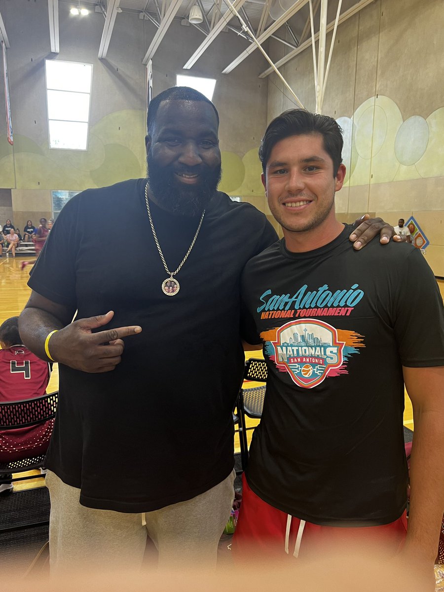 AbelBracamonte9's tweet photo. @LogBracamonte is running a San Antonio National Tournament and got to meet @kendrickperkins who’s coaching his sons team . So cool! https://t.co/JtkVgGI0cZ