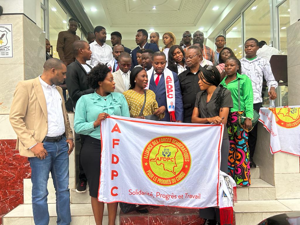 AfdpcOfficielle's tweet photo. #AFDPC cher à l’honorable ACHENI LUKWEBO romain a pris acte de l’adhésion de 50 représentants de l’asbl jeunes leaders de Kinshasa JLK en sigle sous la conduite de son président national Chris Yungu . Parmis eux 27 candidats députés nationaux. @alfajiri2023 @RDC_UNIONSA https://t.co/KJ4q7mQ076