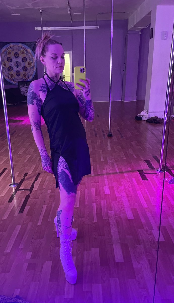 sierraluxe's tweet photo. Good morning. A good morning to buy Me new boots. https://t.co/7w71PJ5jXw