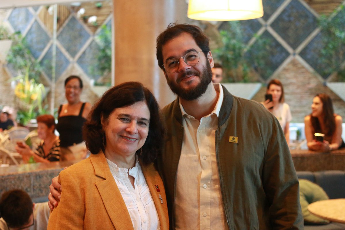 A ministra Nísia vem fazendo uma grande gestão. As políticas de saúde estão de volta com as campanhas de vacinação, Mais Médicos, Farmácia Popular e a reestruturação do que foi desmontado por Bolsonaro. Sabemos muito bem a quem interessa descredibilizar e atacar nossa ministra.