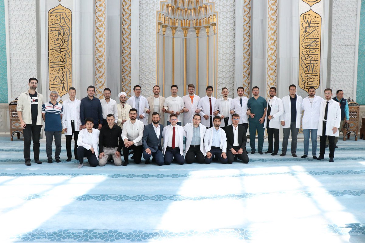 dailyislamist's tweet photo. 📸 | Ankara’da bir grup Tıp Fakültesi öğrencisi, mezuniyet törenlerini camide gerçekleştirerek dualarla mezun oldu. https://t.co/aa8E39mjmK