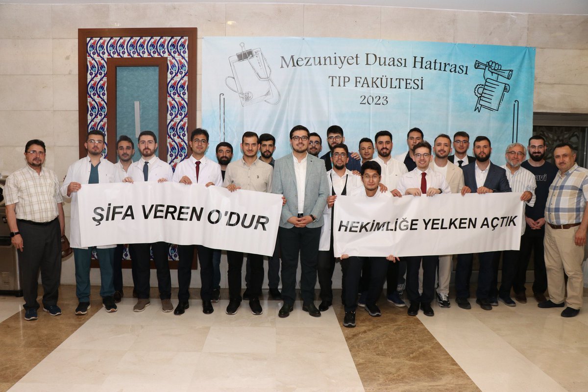 📸 | Ankara’da bir grup Tıp Fakültesi öğrencisi, mezuniyet törenlerini camide gerçekleştirerek dualarla mezun oldu.
