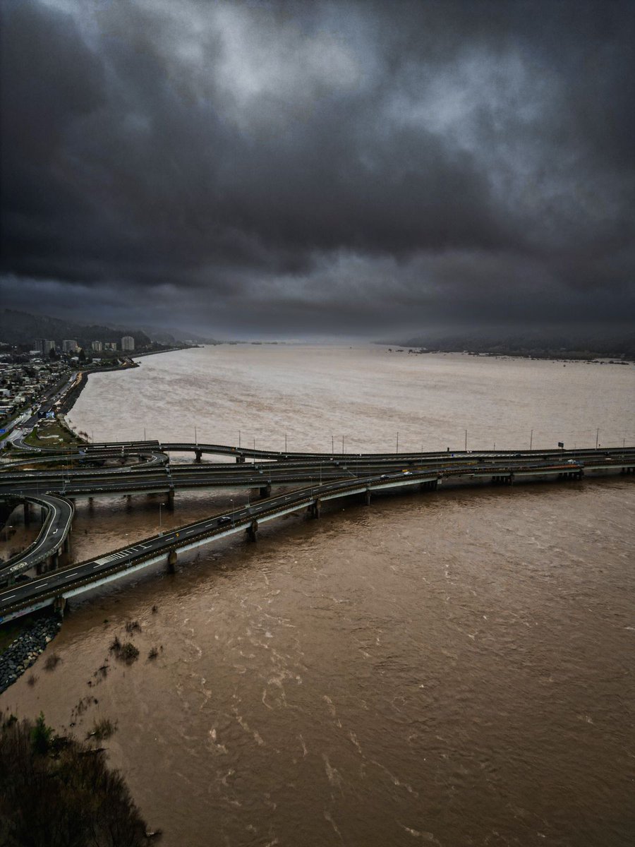 TurismoEnChile's tweet photo. 📸 #Concepción | Un auditor de radio @biobio compartió esta imagen aérea del río Bío Bío y el Puente Chacabuco. Hermosamente apocalíptica  😱🥴😌🇨🇱 https://t.co/4VUecKiDMP