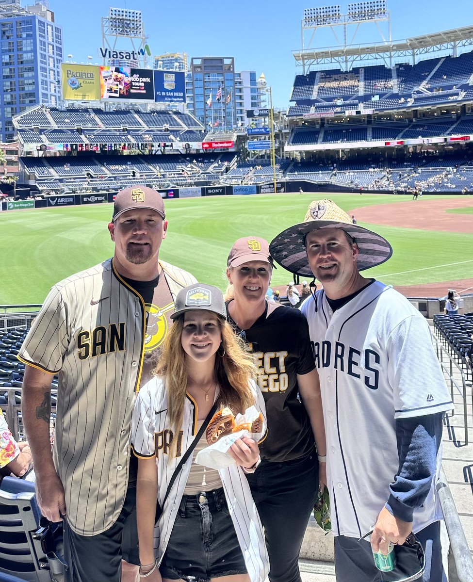 PHTband's tweet photo. #BringTheGold Go Padres!!! https://t.co/PFZtdedGXN