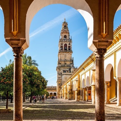 SeetyChat's tweet image. El Patio de los Naranjos de la Mezquita-Catedral de #CordobaEsp, reimaginada con #InteligenciaArtificial. ¿Cuál es la fotografía original?