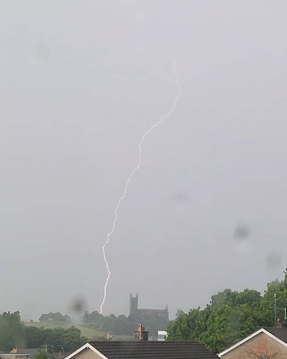 @barrabest Someone shared this pic of Down Cathedral, Downpatrick during the thunderstorms this afternoon