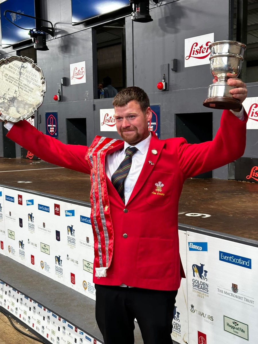 TomiCaws's tweet photo. Llongyfarchiadau to @CPDLlansannan legend Gwion Evans - Shearing Champion of the World! 🏴󠁧󠁢󠁷󠁬󠁳󠁿 🐑 https://t.co/E8VNS1SvD2