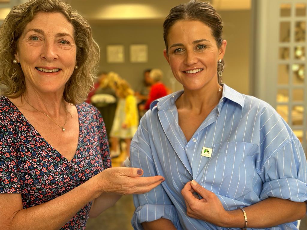 WINR's @KavanaghClodagh presents #MelbourneCup winning jockey @mj_payne with her #WINR pin today at the @IrishNatStud 😍 looking great ladies👌