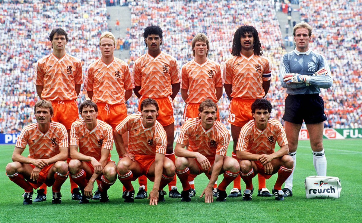 Precies 35 jaar geleden vond de kers op de taart plaats van het voetbaljaar 1988. Niet alleen was het het meest succesvolle jaar ooit voor PSV, maar ook voor het Nederlandse voetbal. De KNVB Beker, het landskampioenschap , de Europa Cup 1 én Europees kampioen.#euro1988 #PSV