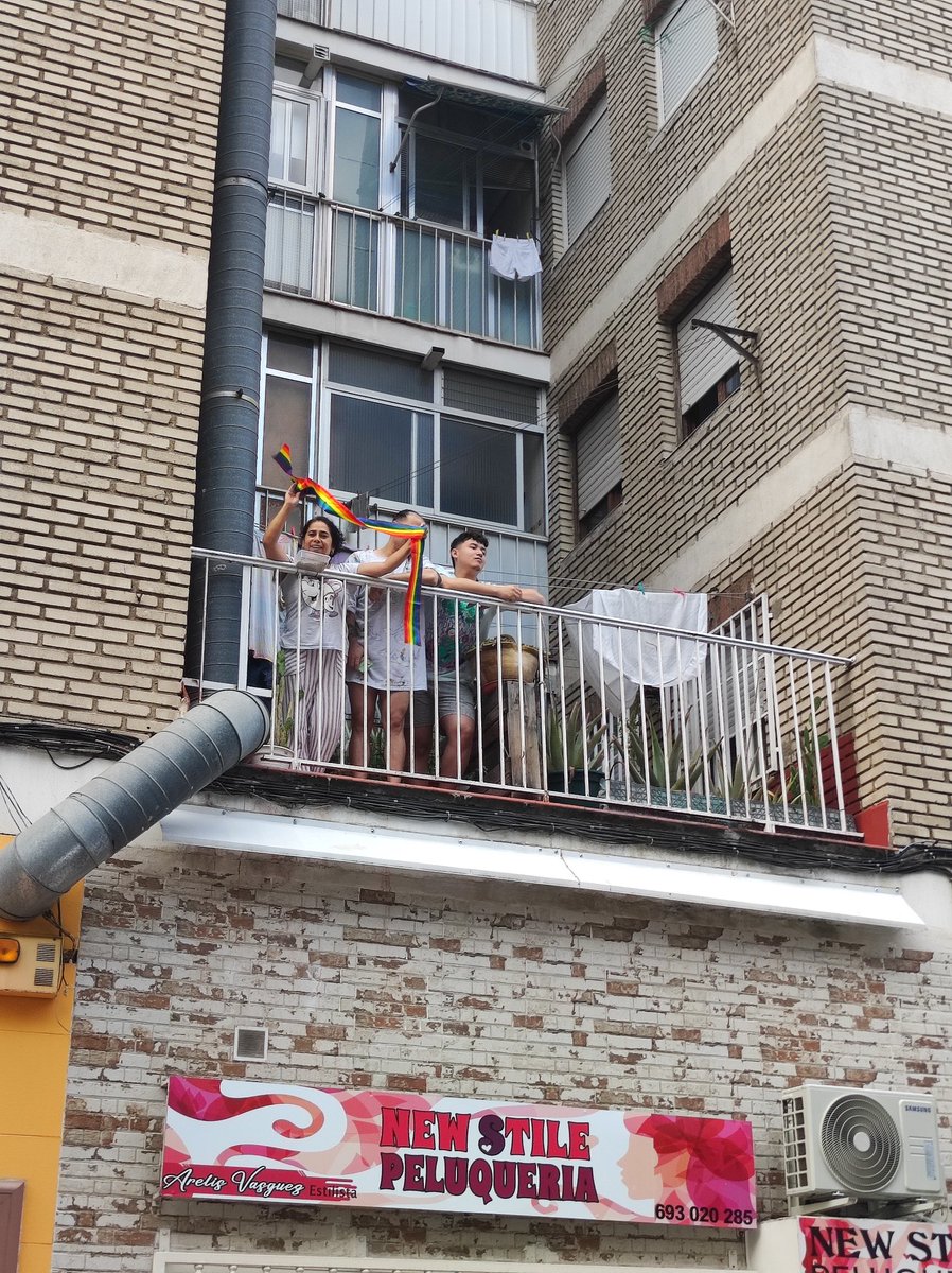 Albacion's tweet photo. Una de las cosas que más me emociona de la mani de Parla es cuando la gente sale a las ventanas y coloca sus banderas arcoíris a nuestro paso 🥹🏳️⚧️🏳️🌈💜
#OrgulloLGTBI #ParlaDiversa #ParlaOrgullosa https://t.co/GR3bNd8tar