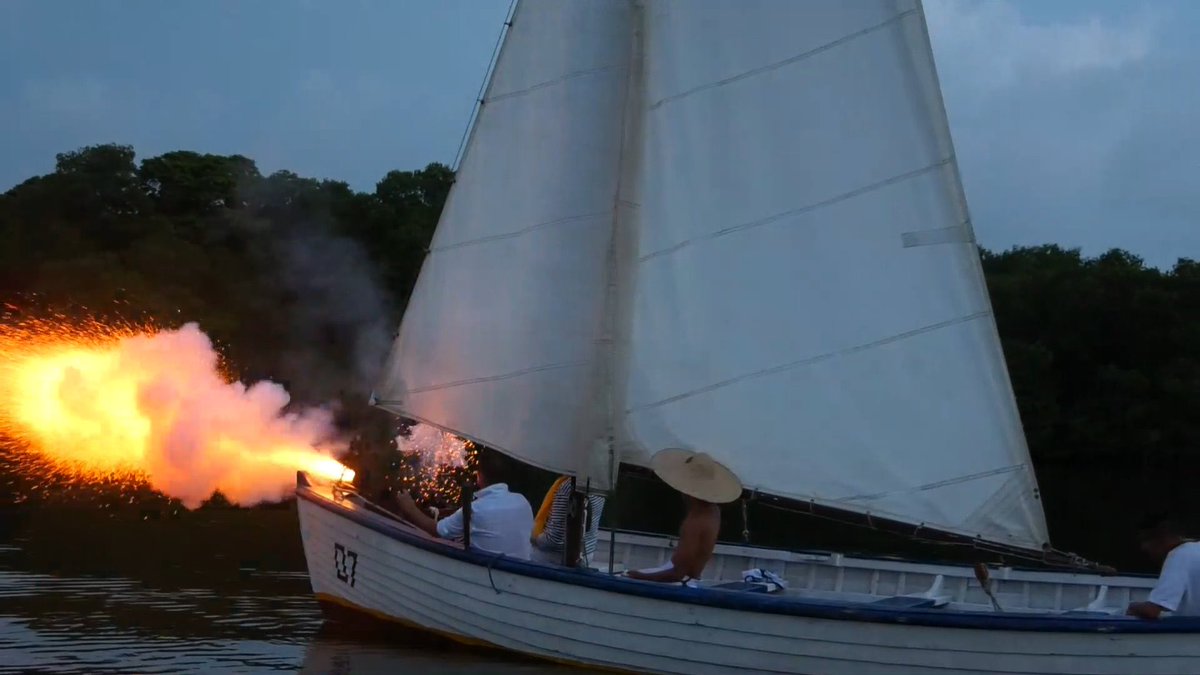 FNC_ArmadaCol's tweet photo. 📍En el marco #NocheDeSanJuan, la @ENAPCARTAGENA, @Museo_NavalCart, Aviación Naval y un arqueólogo militar, recrearon las maniobras navales de la flota independentista lideradas por el Almirante José Padilla López, aquella noche del 24 de junio 1821 en la bahía de #Cartagena ⚓️🇨🇴 https://t.co/x2OEmUZKh9