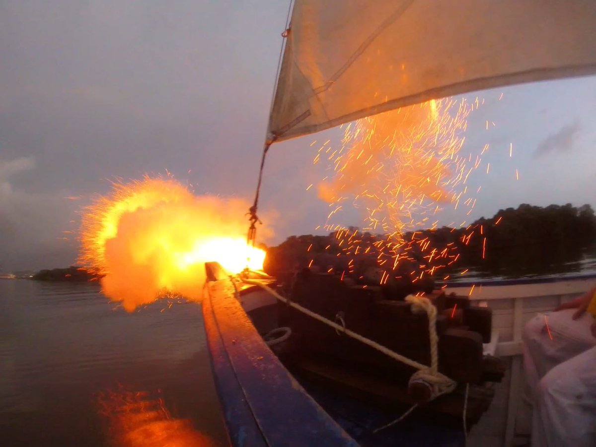FNC_ArmadaCol's tweet photo. 📍En el marco #NocheDeSanJuan, la @ENAPCARTAGENA, @Museo_NavalCart, Aviación Naval y un arqueólogo militar, recrearon las maniobras navales de la flota independentista lideradas por el Almirante José Padilla López, aquella noche del 24 de junio 1821 en la bahía de #Cartagena ⚓️🇨🇴 https://t.co/x2OEmUZKh9