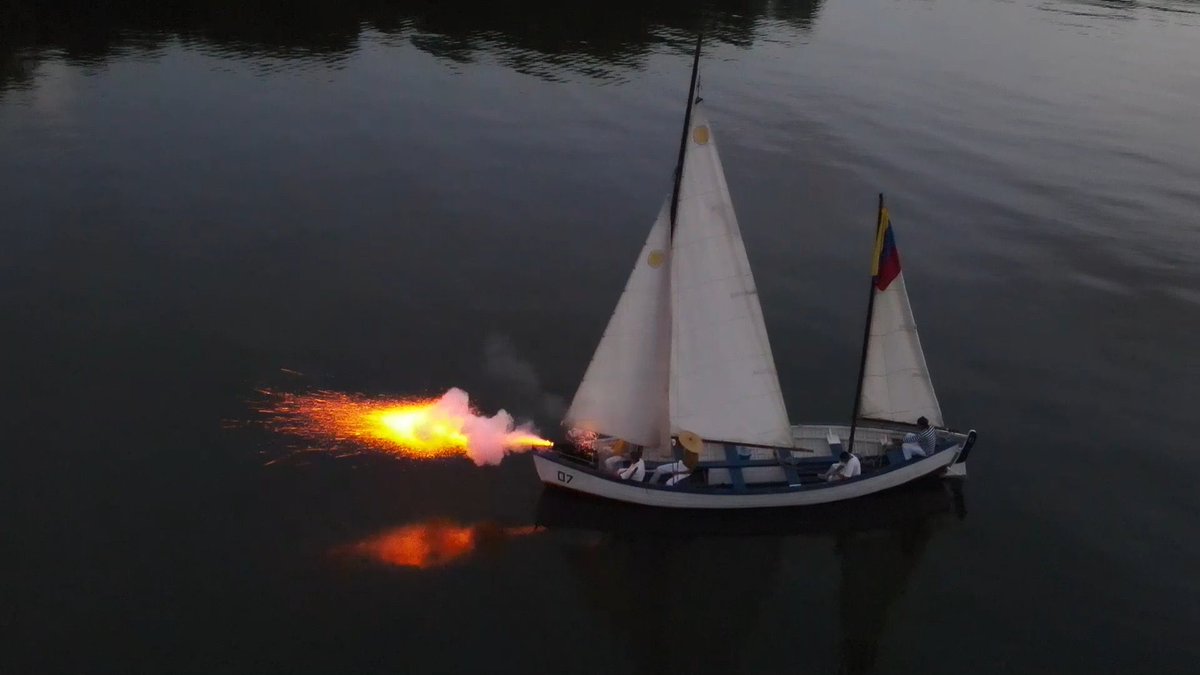 FNC_ArmadaCol's tweet photo. 📍En el marco #NocheDeSanJuan, la @ENAPCARTAGENA, @Museo_NavalCart, Aviación Naval y un arqueólogo militar, recrearon las maniobras navales de la flota independentista lideradas por el Almirante José Padilla López, aquella noche del 24 de junio 1821 en la bahía de #Cartagena ⚓️🇨🇴 https://t.co/x2OEmUZKh9