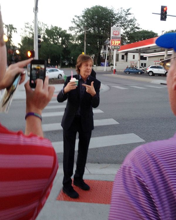 lennonswalrus's tweet image. never forget paul mccartney trying to enjoy some ice cream while people were crowding around him and taking photos 😭