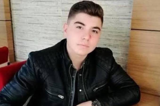 GenclikMuhalif's tweet photo. 🔥Emirhan Yalçın'ın Suriyelilerce katledildiği Önder Mahallesi'nde, küçük bir kız çocuğu yine bir Suriyeli tarafından cinsel tacize uğradı! https://t.co/HqJFL76bwZ