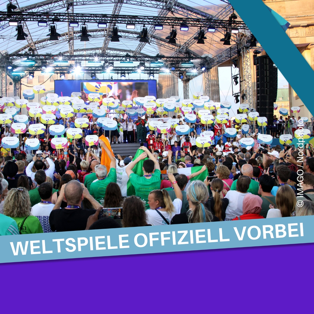 Die #SOWG sind offiziell vorbei! Bei der Abschlussfeier am Brandenburger Tor wurde die Special-Olympics-Fahne an den Gastgeber der kommenden Winterspiele, #Turin, übergeben. Ein letztes Mal konnten Athletinnen &amp; Athleten, Volunteers und Fans zusammen feiern. #ZusammenUnschlagbar