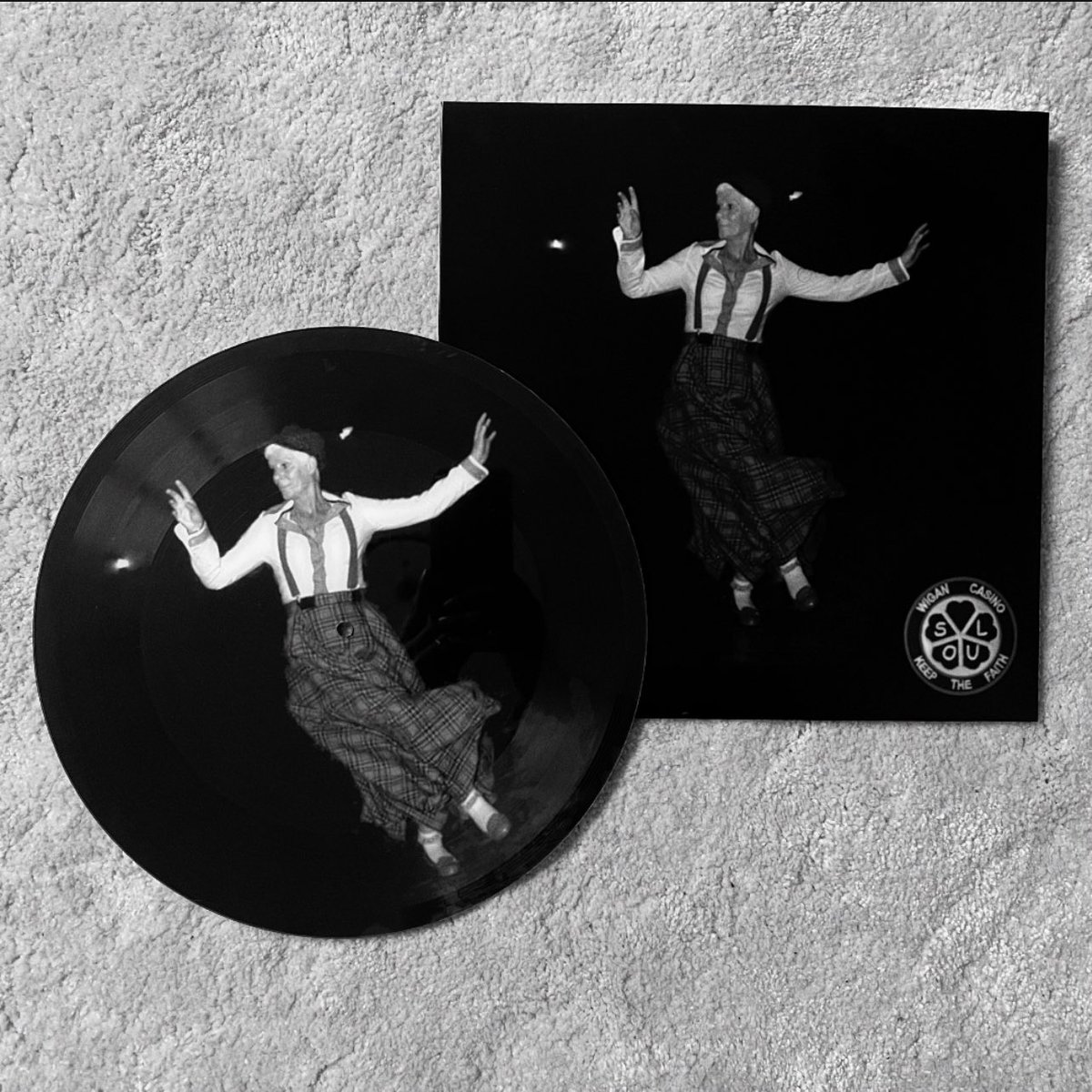 bekjonesmusic's tweet photo. Over the moon with this amazing present from my gorgeous Sister. My first 2 songs on my first ever vinyl. This is something I’ll cherish for life. 

Thank u so much Han for being my chief photographer, graphic designer, hairstylist &amp; make up artist 😘 Love you xxxxxx @Han_Thomp https://t.co/Ez3jsdNice