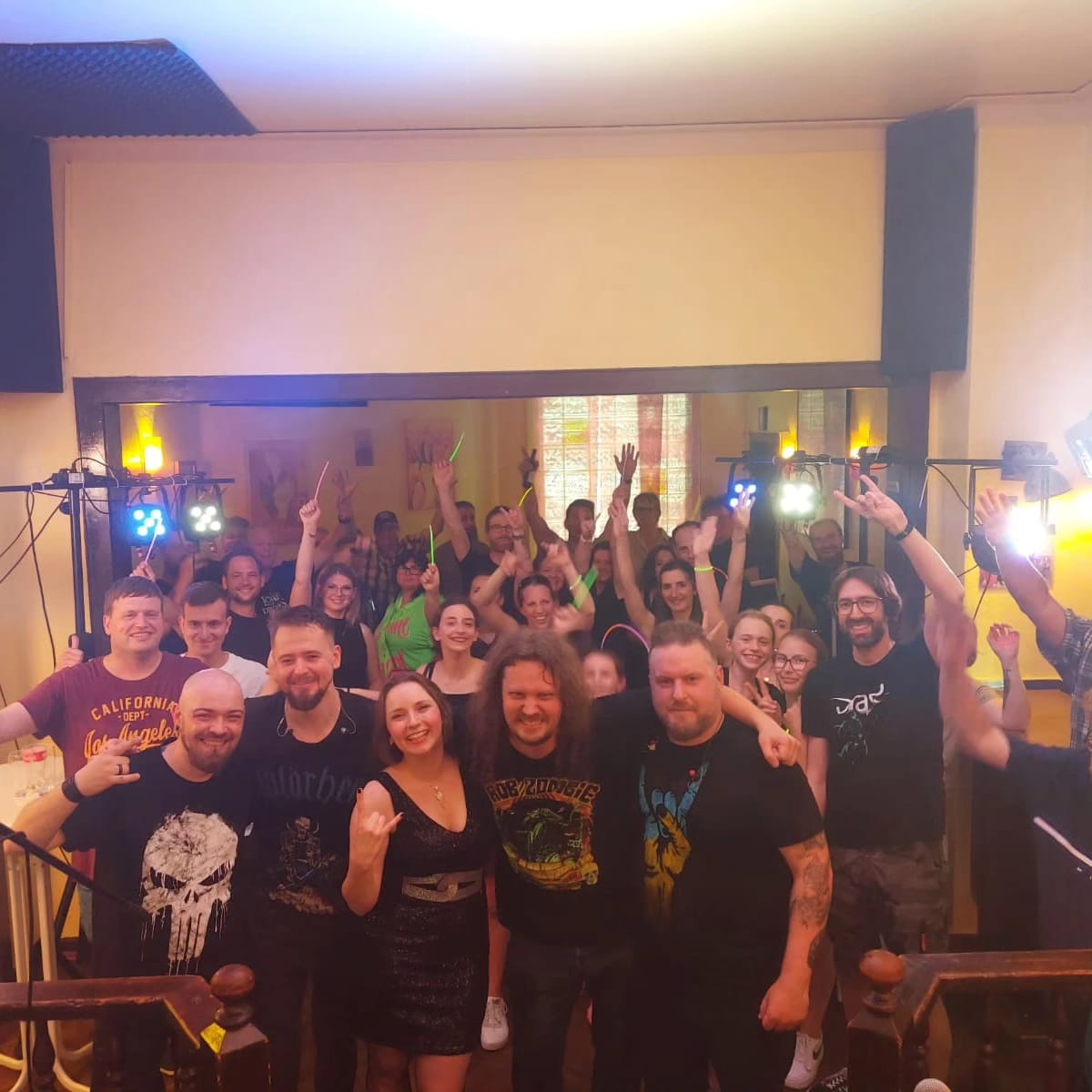 Da_Revolution_'s tweet photo. What a great evening 😎 thanks to Orage and everyone who was there!

It really rocked 🤘

#livemixing #band #heavymetal #femalefronted #soundandlight #liveshow https://t.co/HaO0qPImnS