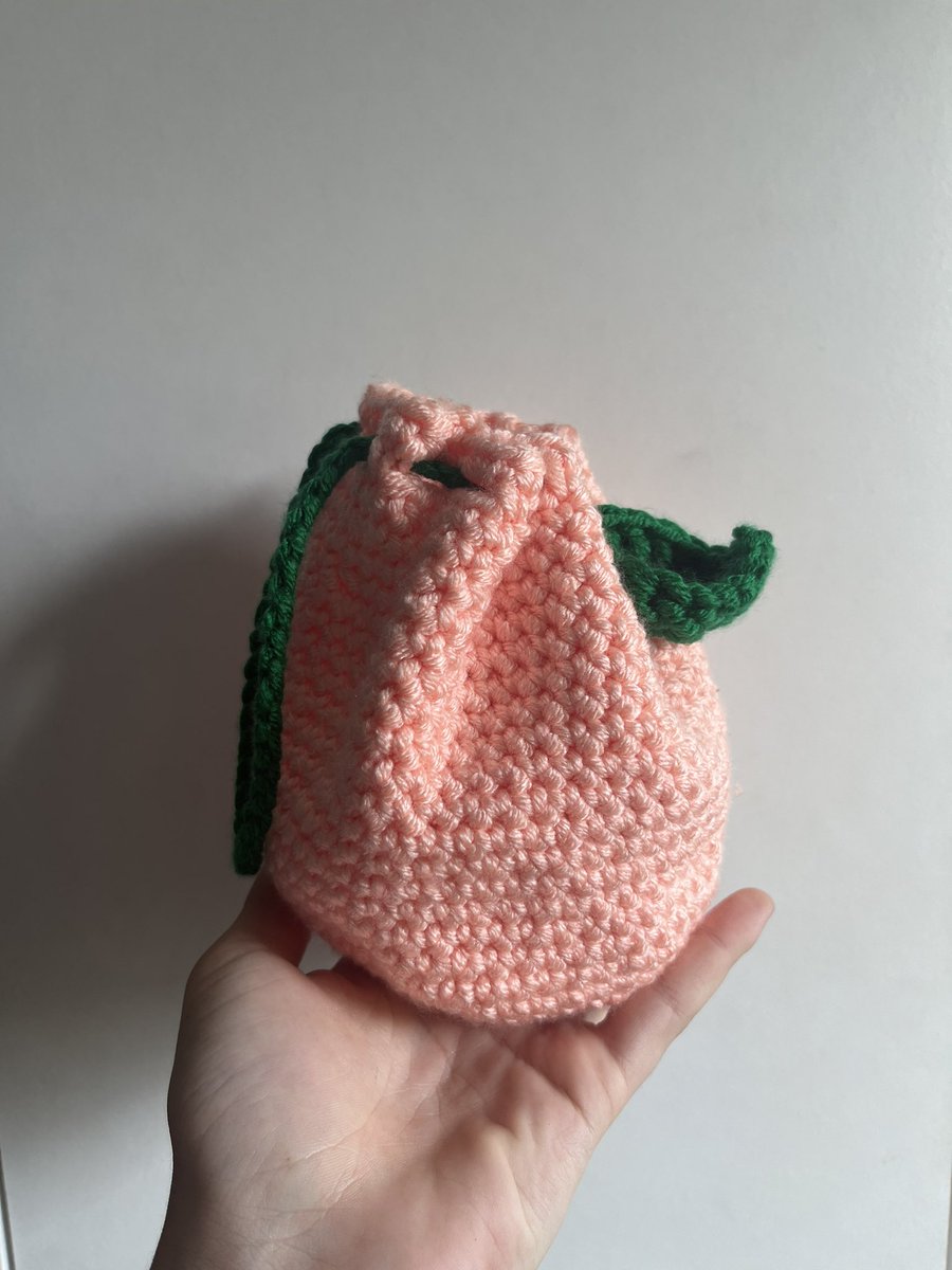 geeacnh's tweet photo. peach and orange drawstring bags! perfect little cosmetic bag or money pouch 🍑🍊

#crochet #handmade #smallbusiness https://t.co/JhzVMwDyGa