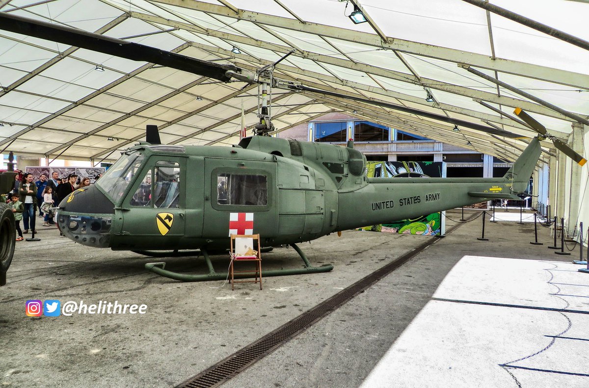 Un Bell UH-1F Huey a la plaça de l'Univers el 2017 amb motiu del Saló del Còmic.
Em vol sonar que pertany a un col·leccionista de la Cerdanya.

El característic escapament lateral era pel fet que aquesta variant emprava el motor dels helicòpters de rescat HH-3E Jolly Green Giant.