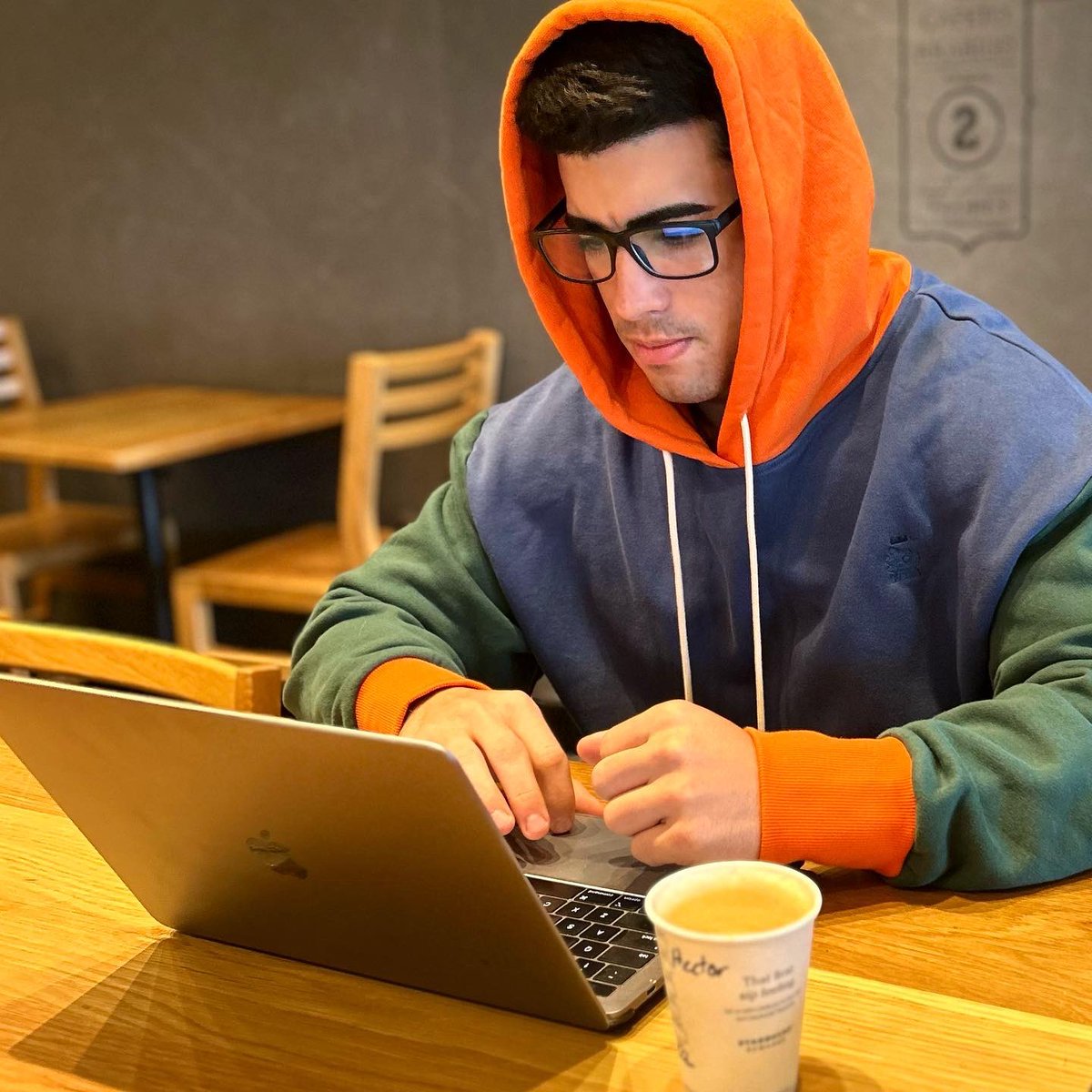 Sunday of PURA productividad 😜

Programing my client’s training for this upcoming week and what better way to do it if not in my cozy @KaijuKingz OBG hoodie.

#StayFocused ☕️