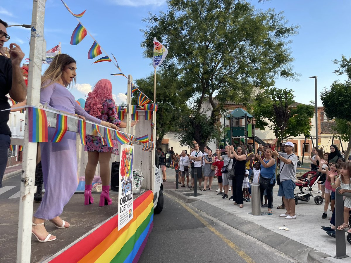 PSOEdeParla's tweet photo. 🌈 𝐌𝐞𝐦𝐨𝐫𝐢𝐚, 𝐝𝐞𝐫𝐞𝐜𝐡𝐨𝐬 𝐲 𝐯𝐢𝐬𝐢𝐛𝐢𝐥𝐢𝐝𝐚𝐝.

Espectacular II Manifestación del Orgullo LGBTI+ de #Parla con la presencia del alcalde, @Ramonjurado, y nuestros concejales/as.

¡Ni un paso atrás! @laplumaparla.💪🏻👏🏻

#DefiendeParla🌹 https://t.co/FokK0syjfr