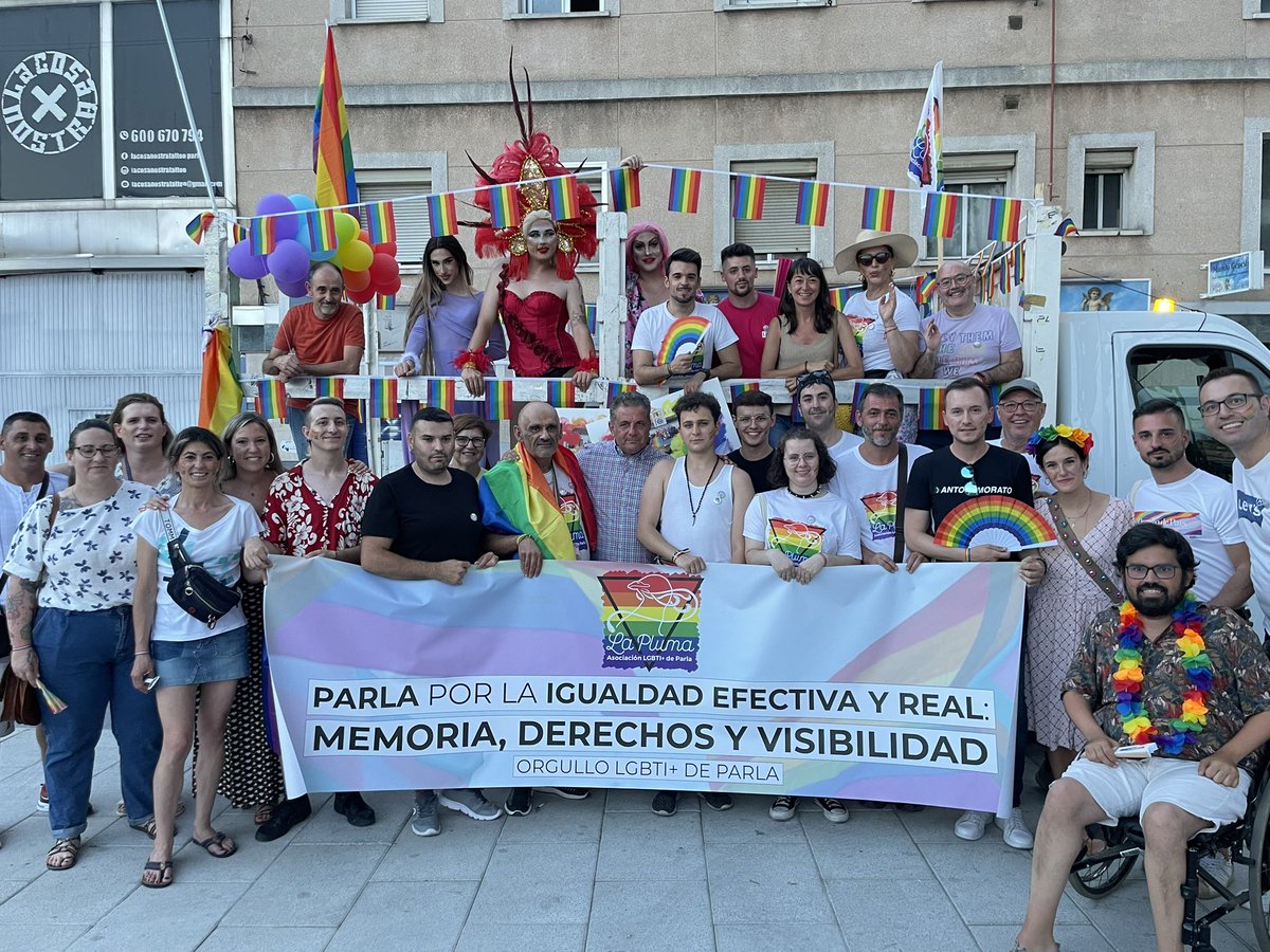 PSOEdeParla's tweet photo. 🌈 𝐌𝐞𝐦𝐨𝐫𝐢𝐚, 𝐝𝐞𝐫𝐞𝐜𝐡𝐨𝐬 𝐲 𝐯𝐢𝐬𝐢𝐛𝐢𝐥𝐢𝐝𝐚𝐝.

Espectacular II Manifestación del Orgullo LGBTI+ de #Parla con la presencia del alcalde, @Ramonjurado, y nuestros concejales/as.

¡Ni un paso atrás! @laplumaparla.💪🏻👏🏻

#DefiendeParla🌹 https://t.co/FokK0syjfr