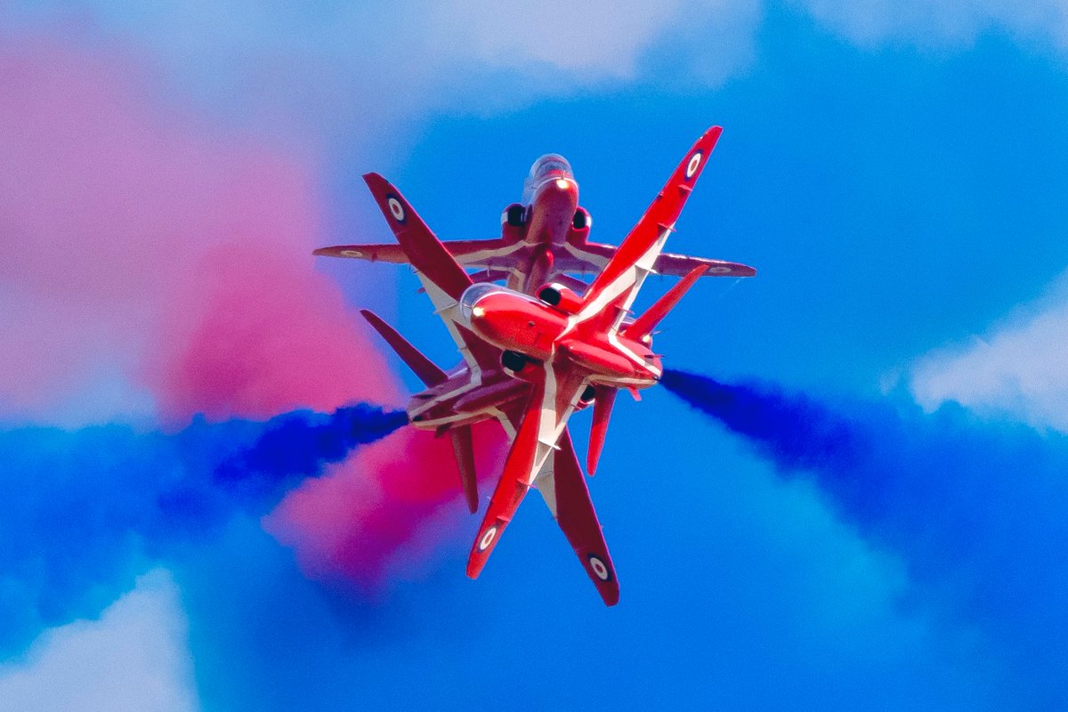 Martynfoss's tweet image. Hanna nailing the Vortex this afternoon #redarrows @rafredarrows