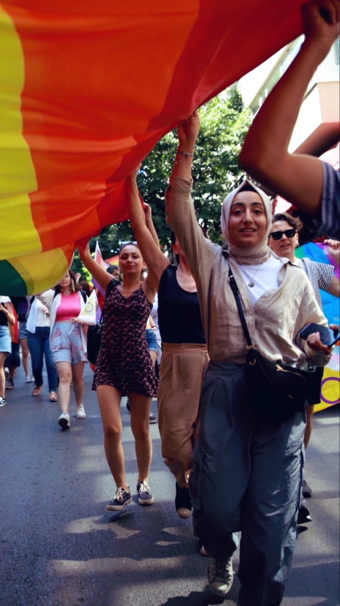 LGBT’yi savunmaktan daha kötü bir şey varsa o da Müslüman bir kadının LGBT’yi savunmasıdır.

#OnurYürüyüşü