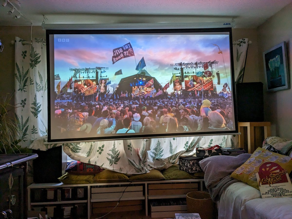 RuralLaura's tweet image. This is a good way to watch Glasto